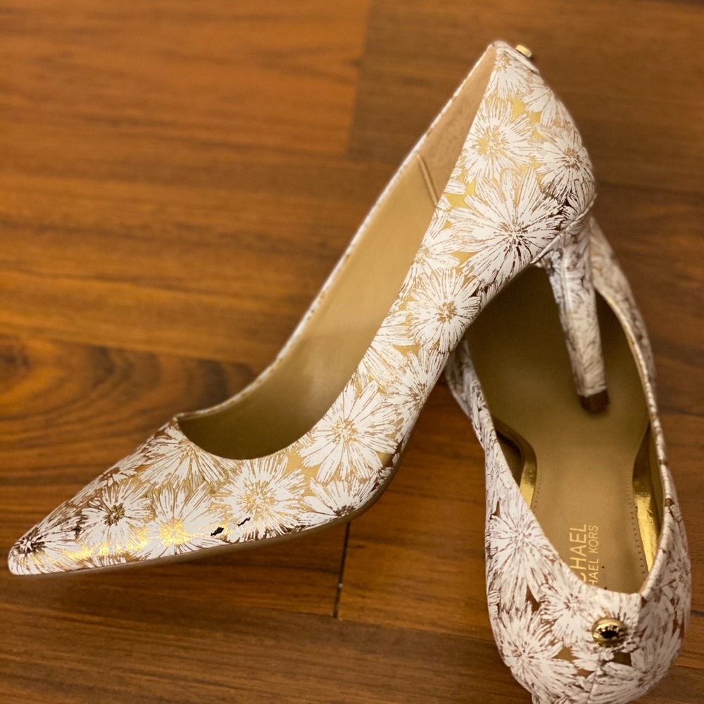 Michael KORS Dorothy Pump- New Golden Floral 6.5M